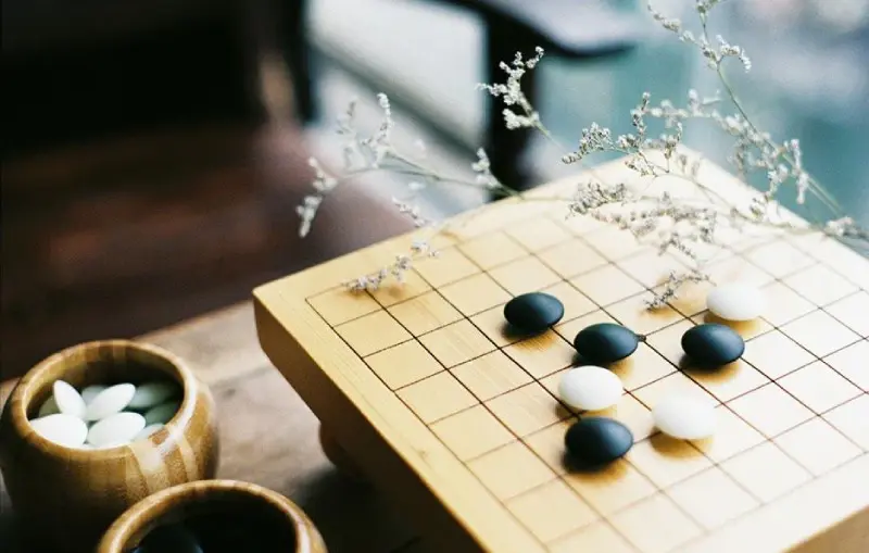 Tuy nhiên trong cờ vây các bạn có thể sử dụng lại những quân cờ trước đó